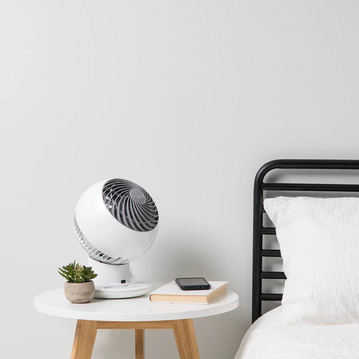 White Remote Controlled Compact Globe Oscillating Circulating Fan Y8201