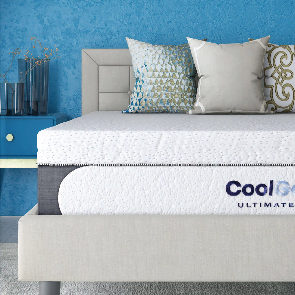 Queen Gel Memory Foam Mattress with 2 Pillows J7939